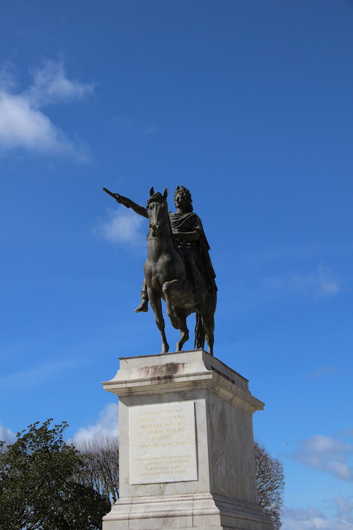 statue